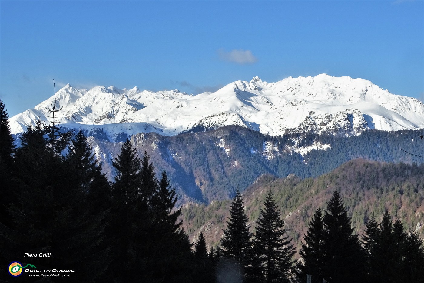 12 Bella vista verso la costiera ammantata di neve Tre Signori-Ponteranica.JPG